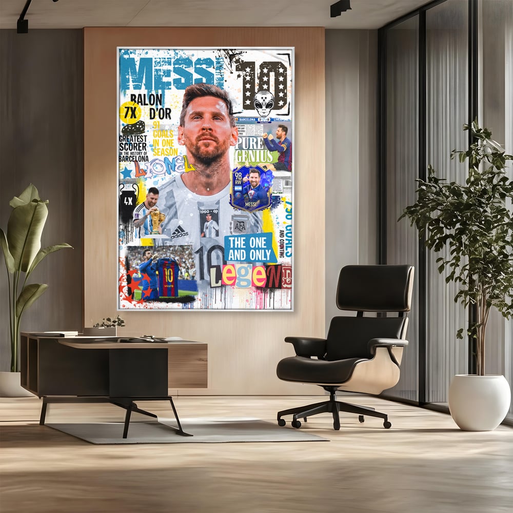 Tablou canvas cu tablou canvas cu lionel messi, in rama de aluminiu argintiu, pe perete intr-un birou